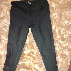 Slimming yoga pants w/ beautiful side mesh detail